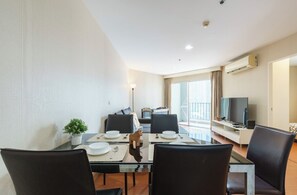 Comfort-Apartment, 2 Schlafzimmer, Nichtraucher, Poolzugang | Essbereich im Zimmer