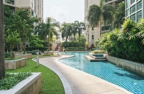 Outdoor pool - Belle Rama9 Boutique Apartments (Bangkok)