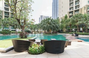 Outdoor pool - Belle Rama9 Boutique Apartments (Bangkok)