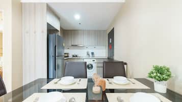 Comfort Condo, 2 Bedrooms, Non Smoking, Pool Access | In-room dining