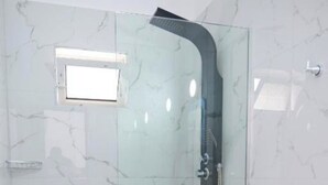 Chambre Double, balcon | Salle de bain