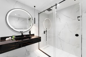 Deluxe-Apartment, Balkon, Stadtblick | Badezimmer | Dusche, kostenlose Toilettenartikel, Haartrockner, Handtücher