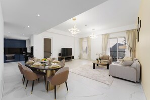 Leilighet – deluxe, balkong, byutsikt | Oppholdsområde