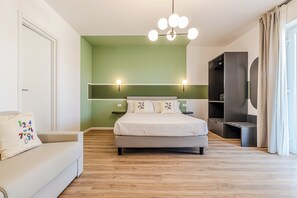 Familieværelse til 4 personer - privat badeværelse | Minibar, pengeskab på værelset, skrivebord