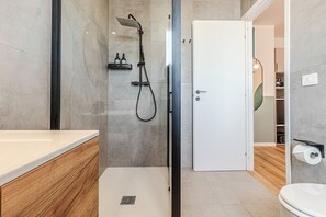 Quarto triplo superior | Banheiro | Secador de cabelo, toalhas de banho, sabonete, shampoo