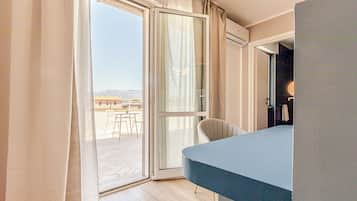 Deluxe Suite | 1 bedroom, minibar, in-room safe, desk