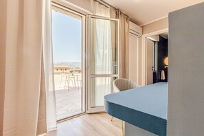 Deluxe Suite | Minibar, in-room safe, desk, laptop workspace