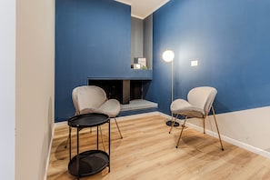 Deluxe-sviitti | Minibaari, tallelokero huoneessa, työpöytä