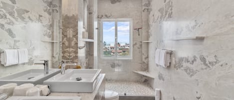 Dusche, Haartrockner, Handtücher