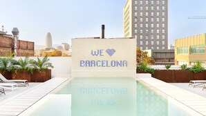 A rooftop pool with a sign reading "WE ❤️ BARCELONA" and "RHICETOMY 2018". - Students Studios - Student Accommodation Only (Barceelona)