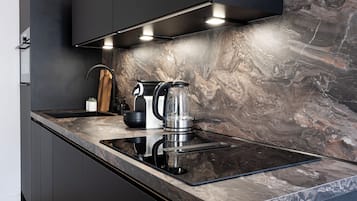 Een koelkast, een magnetron, een oven, een kookplaat
