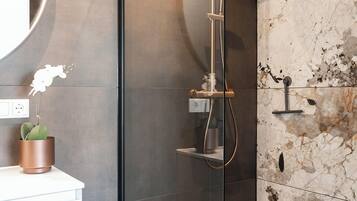 Een haardroger, handdoeken