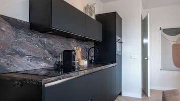 Een koelkast, een magnetron, een oven, een kookplaat