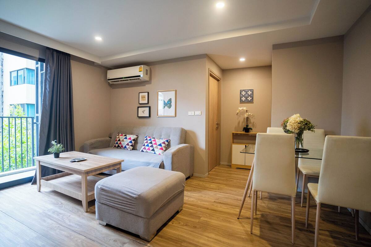 คลาสสิกอพาร์ทเมนท์, 2 ห้องนอน, ปลอดบุหรี่ | บริเวณนั่งเล่น | ทีวีจอแบน