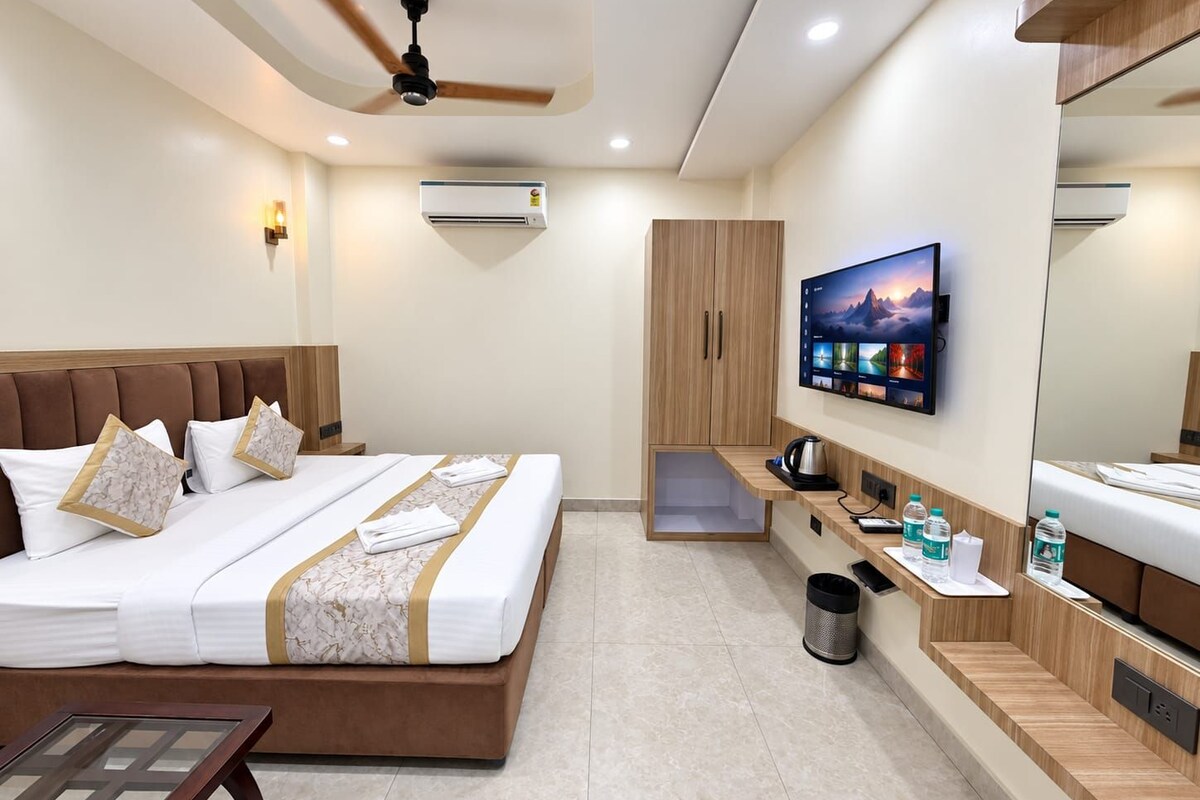 Premium Room | Iron/ironing board, WiFi (free), bed sheets