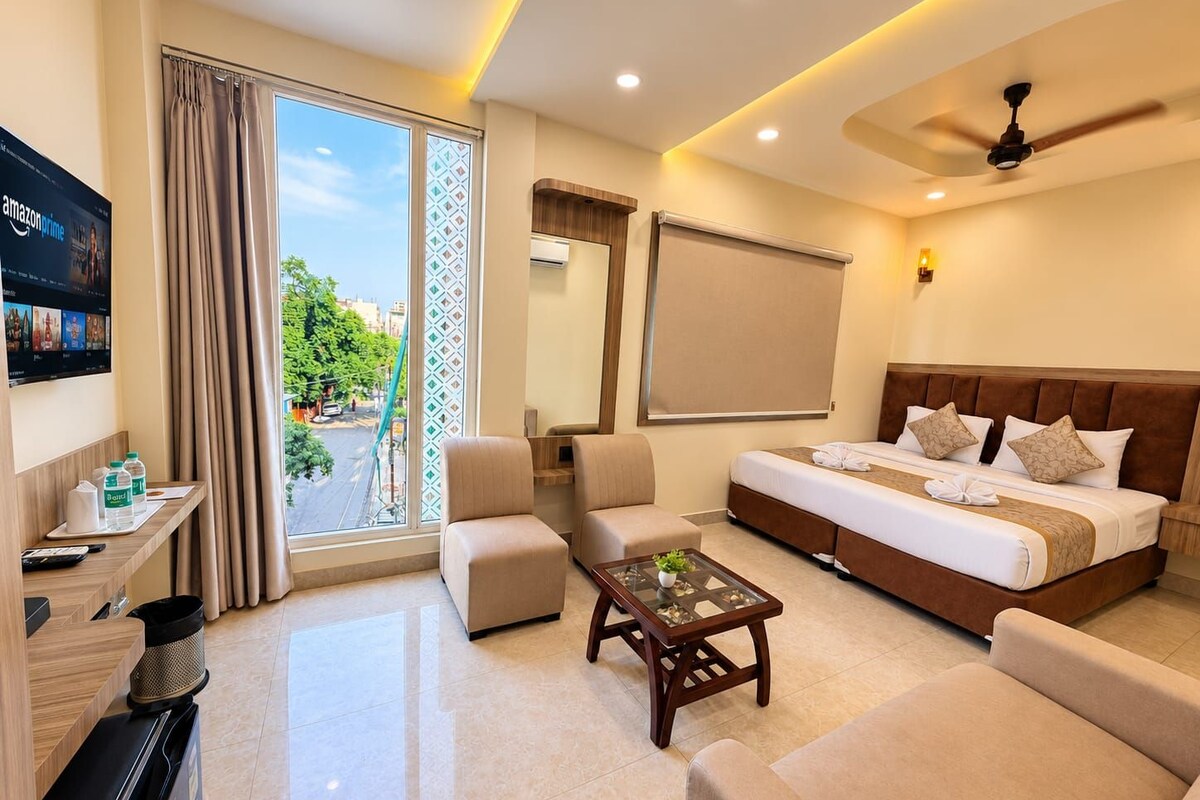 Executive room | Iron/ironing board, WiFi (free), bed sheets