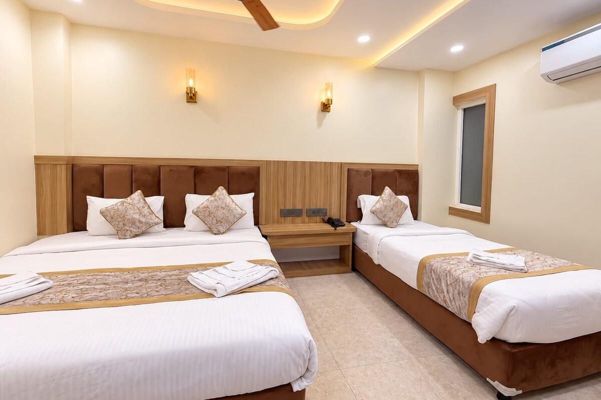 Family Room | Iron/ironing board, WiFi (free), bed sheets