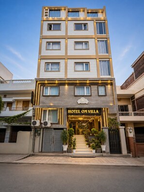 Front of property - Hotel Om Villa (Varanasi)