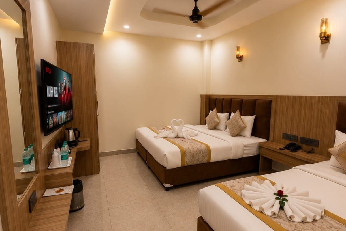 Family Room | Iron/ironing board, WiFi (free), bed sheets