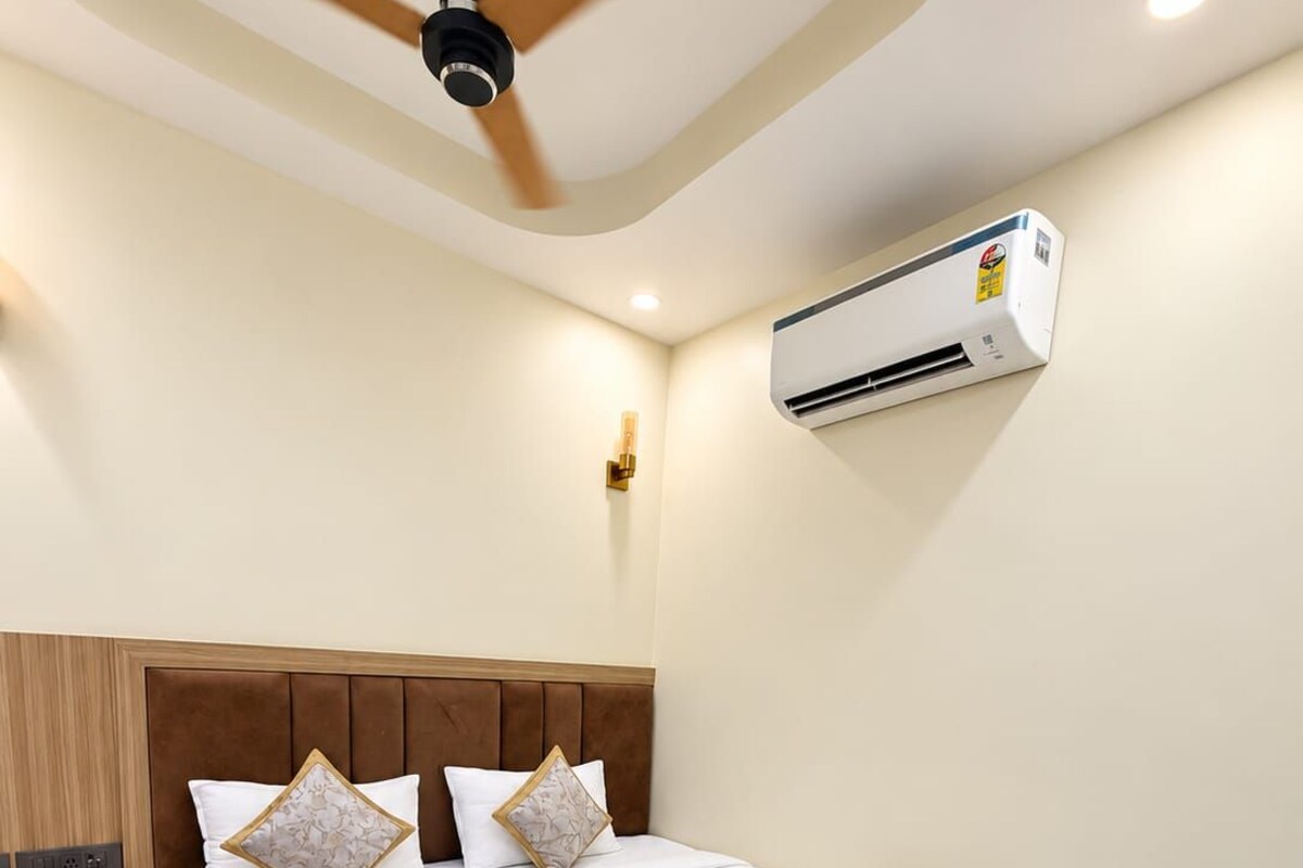 Standard Room | Iron/ironing board, WiFi (free), bed sheets