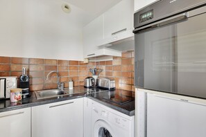 Fridge, microwave, oven, coffee/tea maker - Great view  Seine river near the Eiffel Tower (París)