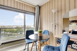 Interior - Great view  Seine river near the Eiffel Tower (París)