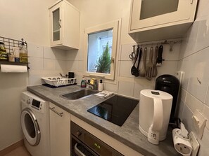 Geladeira, micro-ondas, fogão, cafeteira/chaleira