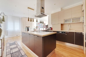 Kühlschrank, Mikrowelle, Ofen, Geschirrspüler