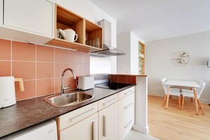 Fridge, microwave, oven, coffee/tea maker