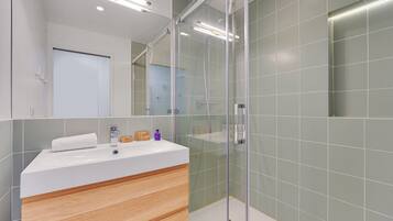 Een douche, een haardroger, handdoeken