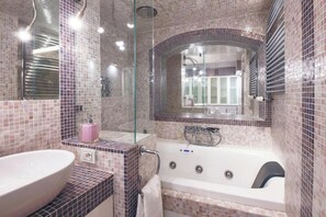 Douche, séchoir à cheveux, bidet, serviettes fournies