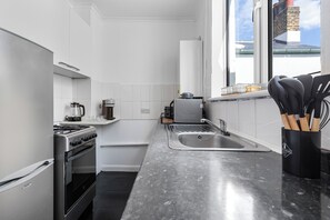 Apartamento | Cozinha privada | Geladeira, micro-ondas, fogão, cooktop