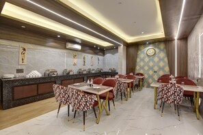 Free daily buffet breakfast  - Hotel Armani Suites (New Delhi)