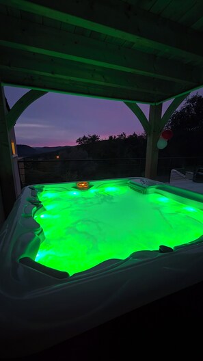 Bañera de hidromasaje al aire libre