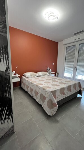 2 dormitorios, escritorio, tabla de planchar con plancha y cuna de viaje