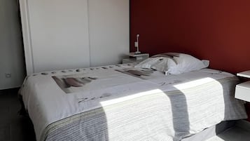 2 bedrooms, desk, iron/ironing board, travel crib