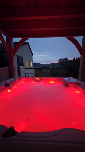 Bañera de hidromasaje al aire libre