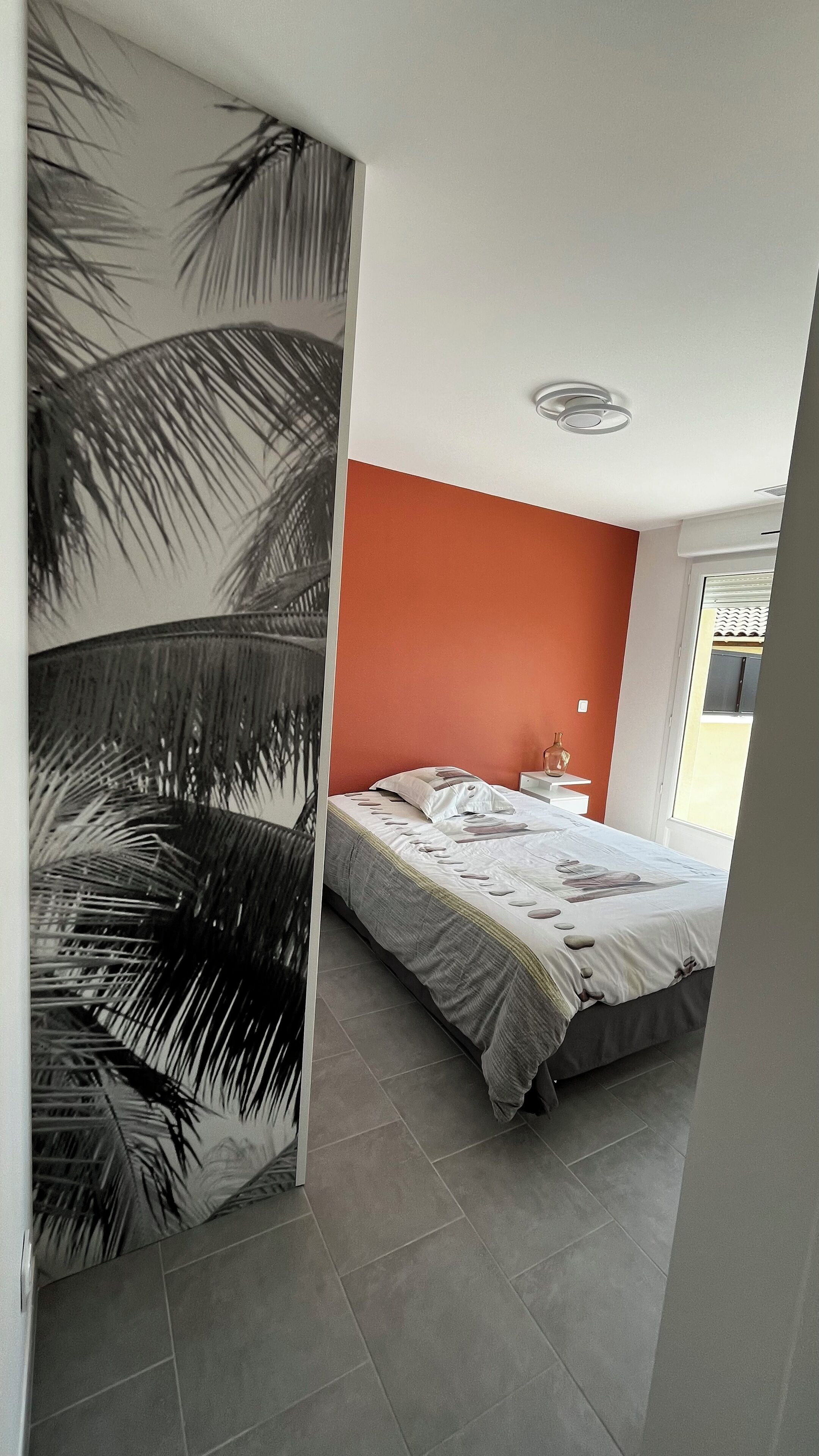 2 間睡房、書桌、熨斗/熨衫板、可攜式嬰兒床