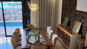 5 slaapkamers, geluiddichte muren, een strijkplank/strijkijzer