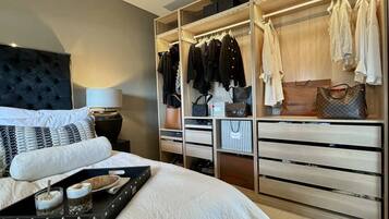 2 bedrooms, desk, WiFi, bed sheets