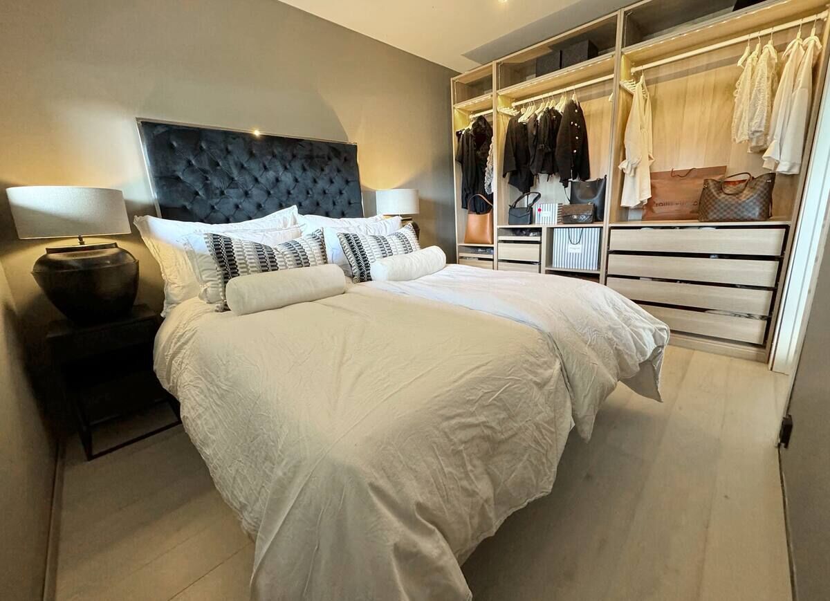 2 bedrooms, desk, WiFi, bed sheets