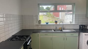 Cottage | Cuisine privée | Réfrigérateur, micro-ondes, four, plaque de cuisson