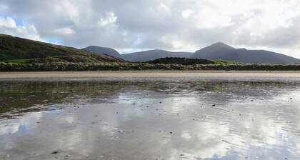 Atlantic Ocean and Mountain View Cottage in Kerry
