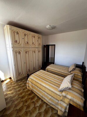 3 chambres, fer et planche à repasser, accès au Wi-Fi (inclus)
