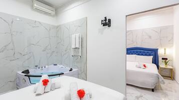 Quarto superluxo | Cofres nos quartos, escrivaninha, espaço de trabalho para notebook