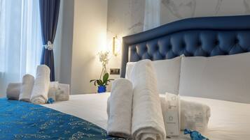 Quarto superluxo | Cofres nos quartos, escrivaninha, espaço de trabalho para notebook