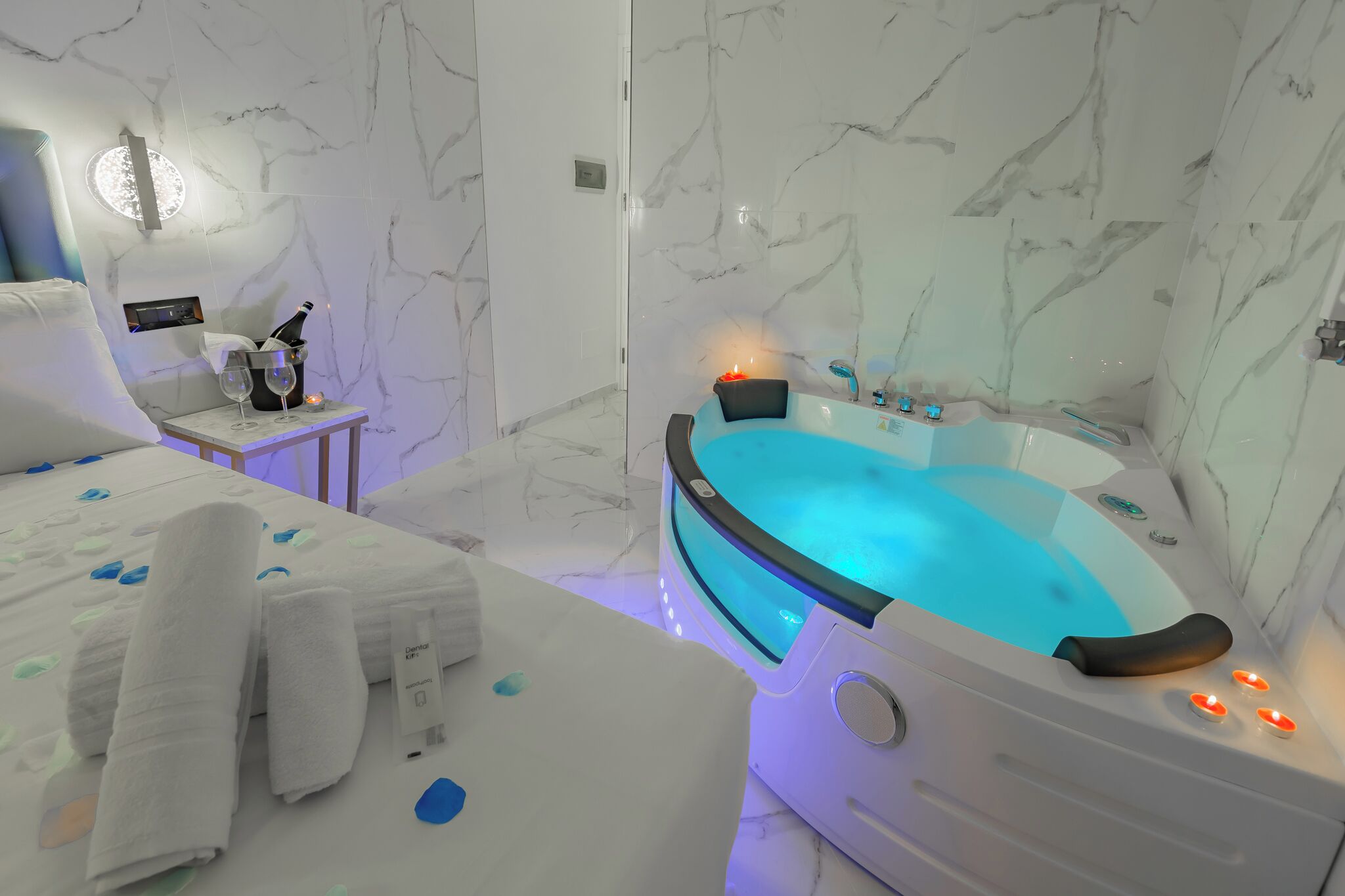 Habitación de lujo | Caja de seguridad en la habitación y escritorio 