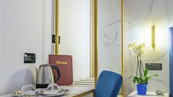 Quarto superluxo | Cofres nos quartos, escrivaninha, espaço de trabalho para notebook