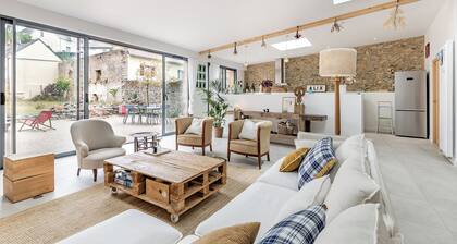 Large charming family home - 7 bedrooms - heart of Laval - up to 10 people