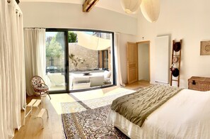 7 Schlafzimmer, Schreibtisch, Bügeleisen/Bügelbrett, Reisekinderbett